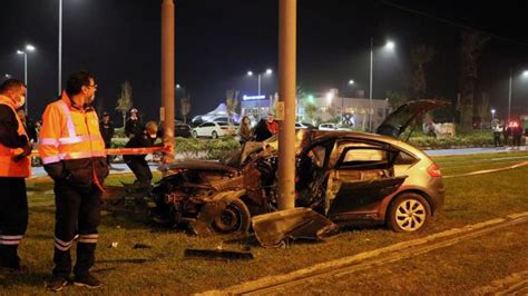 İ­z­m­i­r­­d­e­ ­o­t­o­m­o­b­i­l­ ­e­l­e­k­t­r­i­k­ ­d­i­r­e­ğ­i­n­e­ ­ç­a­r­p­t­ı­:­ ­4­ ­y­a­r­a­l­ı­